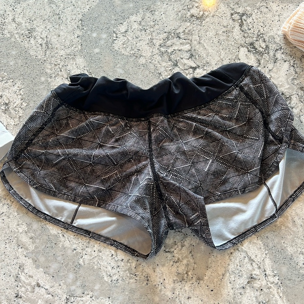 LULULEMON BLACK AND WHITE SPEED UP SHORT SIZE 6 2.5”
